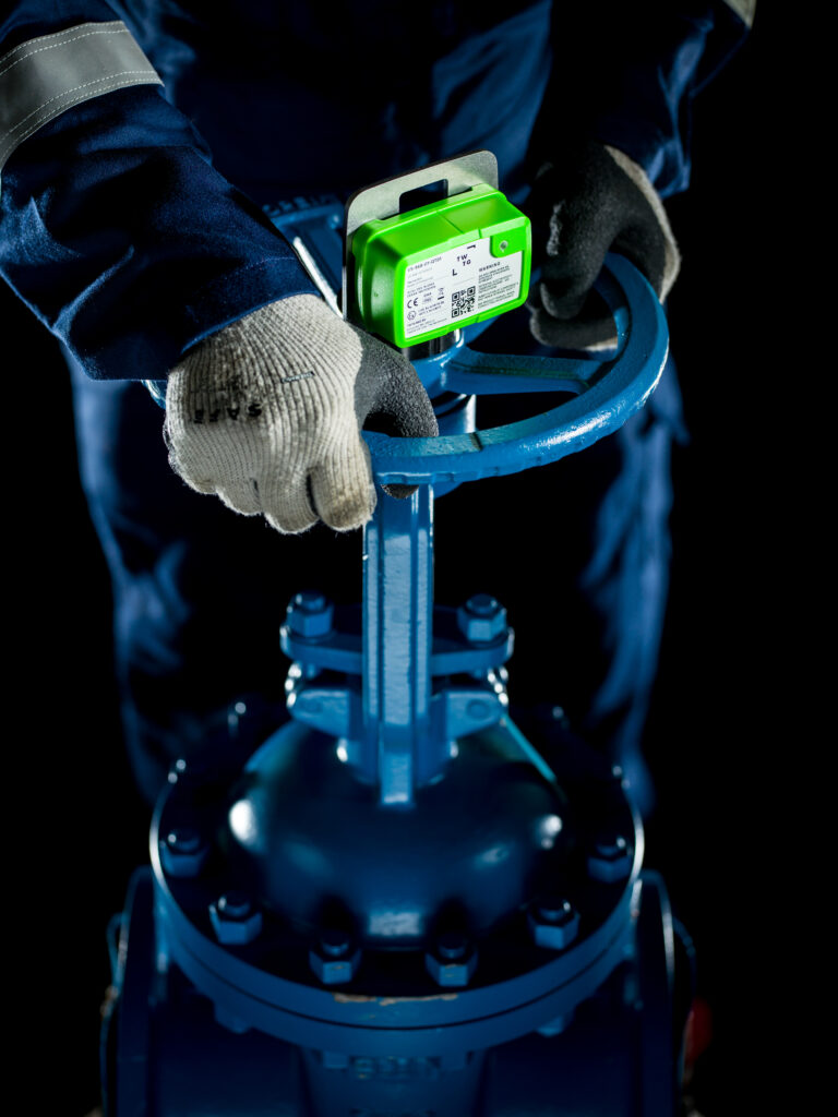 Person turning valve with NEON Valve Sensor MT